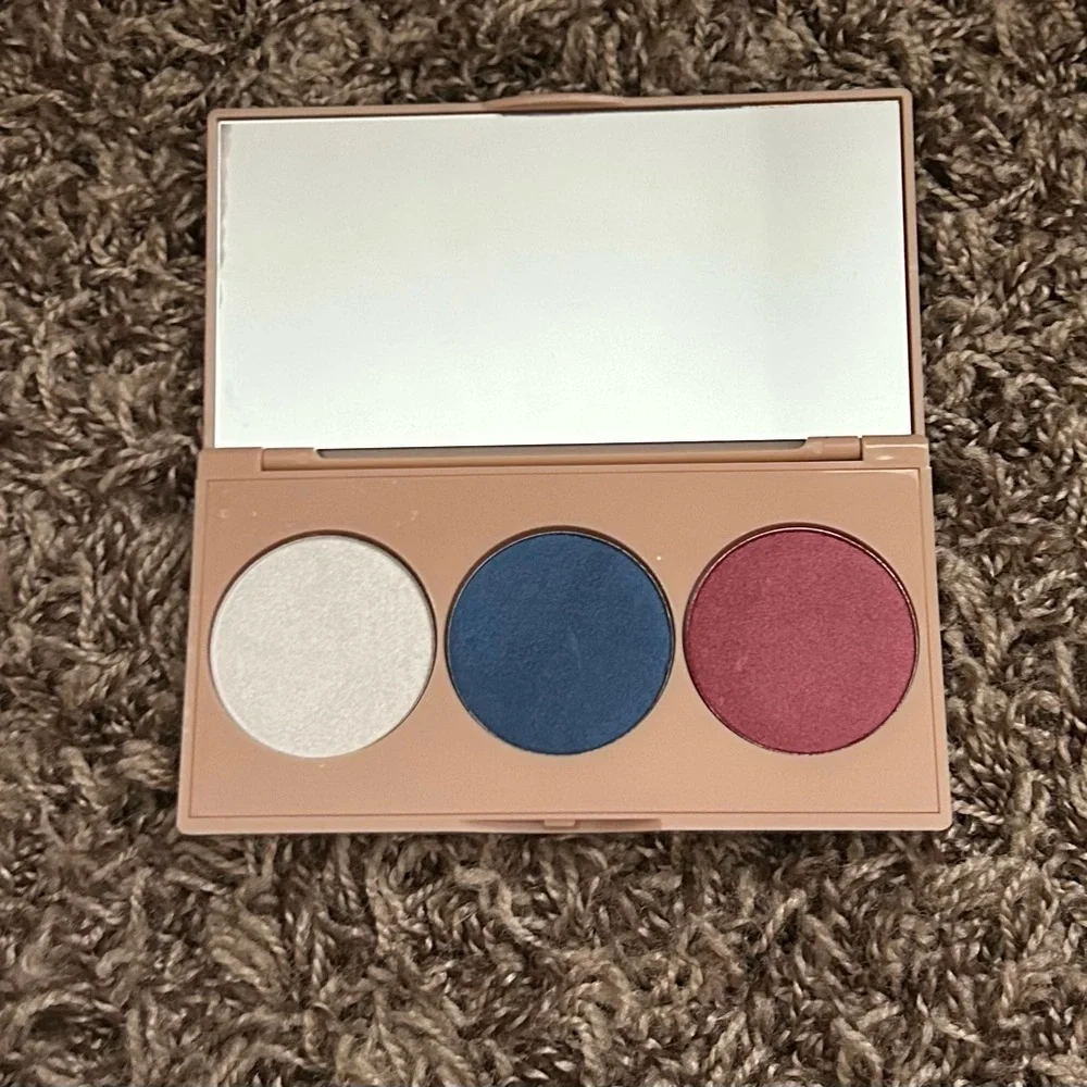 Farmasi Patriotic Eyeshadow Palette
